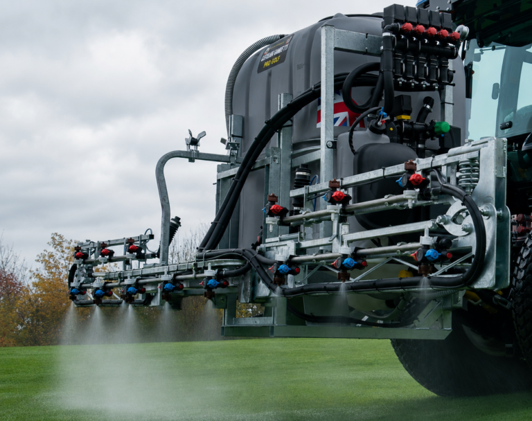 Cleveland Pro Golf T-Spec sprayer boom spraying close to the turf, seen from behind